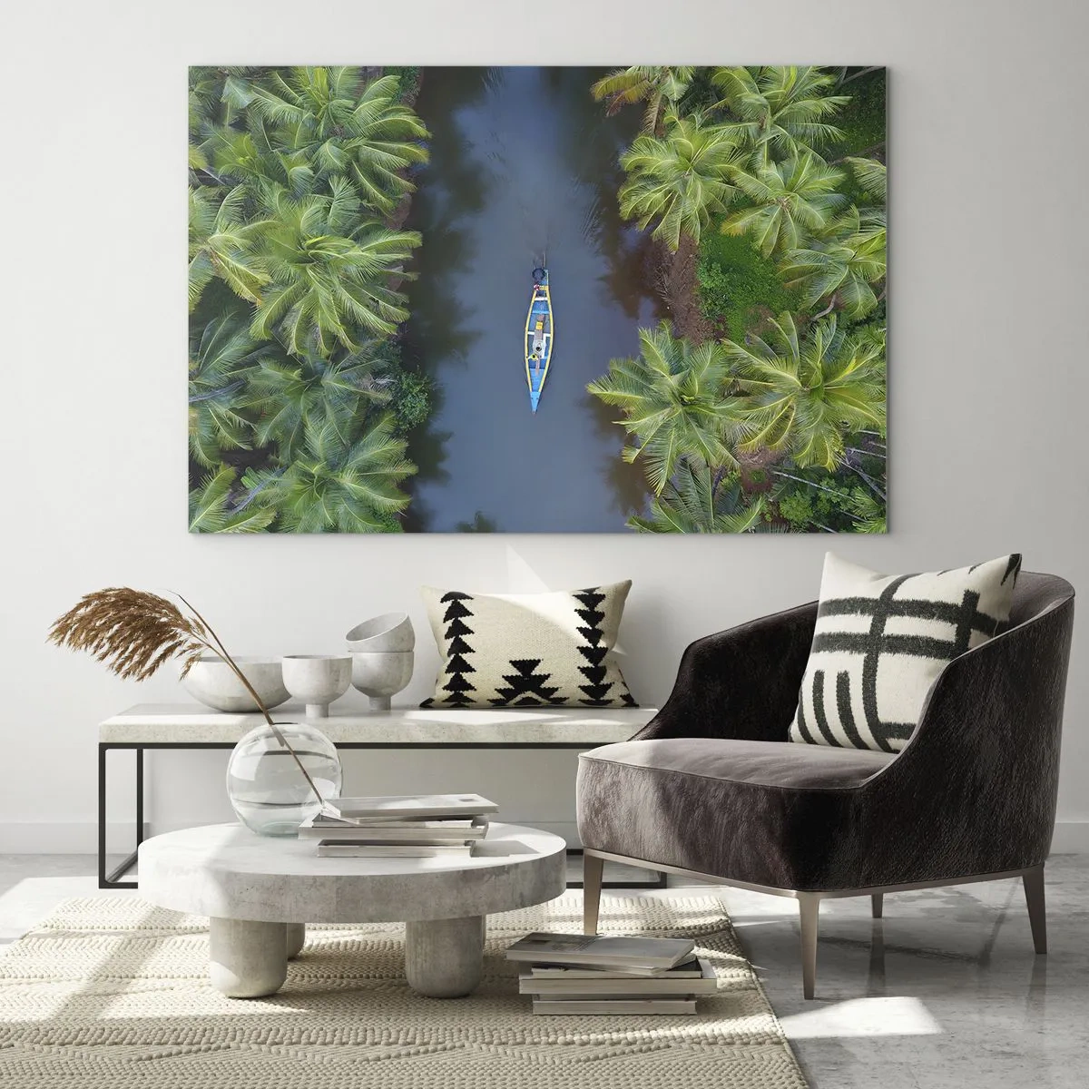 Quadro su vetro - Vista dall'alto di una barca che naviga attraverso un canale tra palme tropicali - 70x50cm - Sul percorso tropicale - Decorazione murale moderna per soggiorno e camera da letto ARTTOR