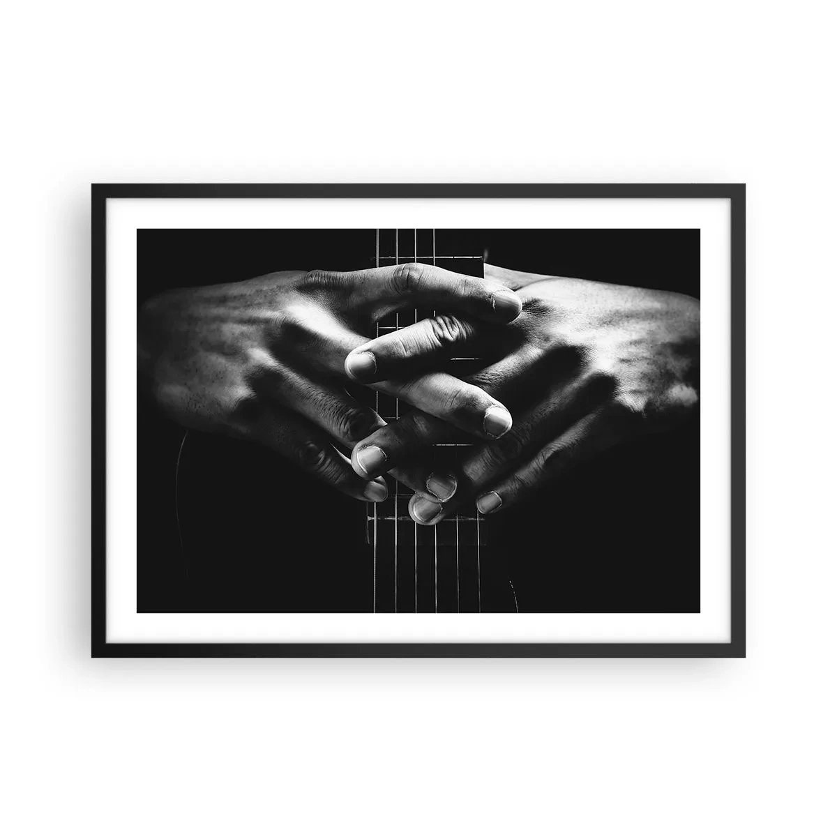 Poster in cornice nera - Mani giunte su una chitarra in un tono monocromatico - 70x50cm - La preghiera dell'artista - Decorazione murale moderna per soggiorno e camera da letto ARTTOR