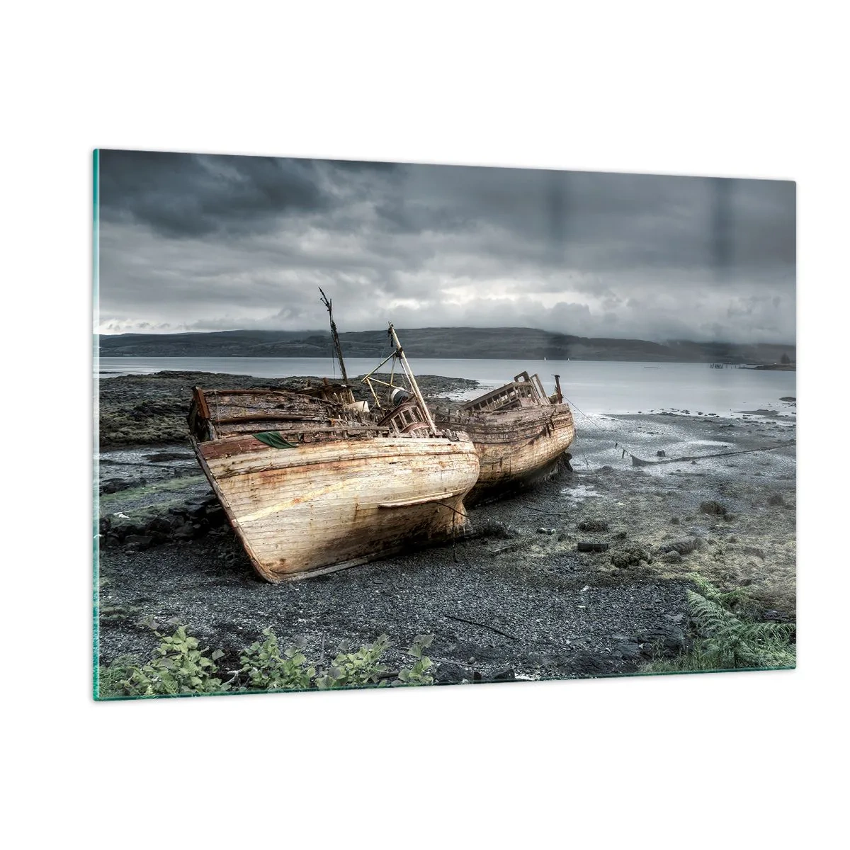 Quadro su vetro - Due barche di legno fatiscenti sulla riva rocciosa del lago - 120x80cm - Segno delle fatiche degnamente sostenute - Decorazione murale moderna per soggiorno e camera da letto ARTTOR