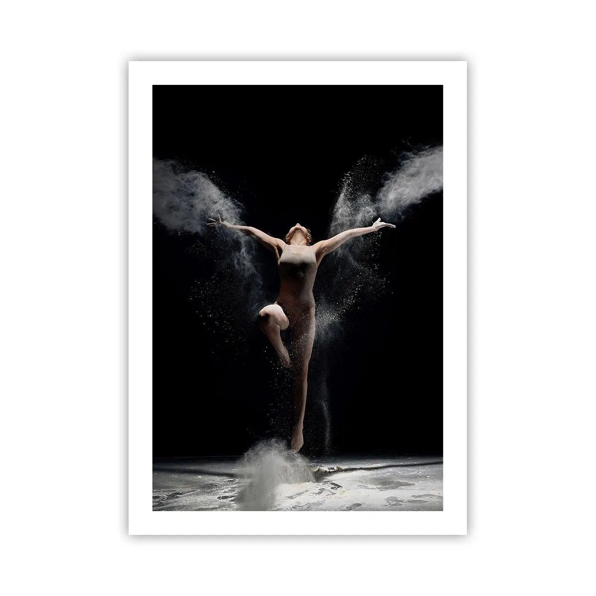 Poster - Una ballerina in una nuvola di polvere su uno sfondo nero - 50x70cm - Gli elfi esistono - Decorazione murale moderna per soggiorno e camera da letto ARTTOR