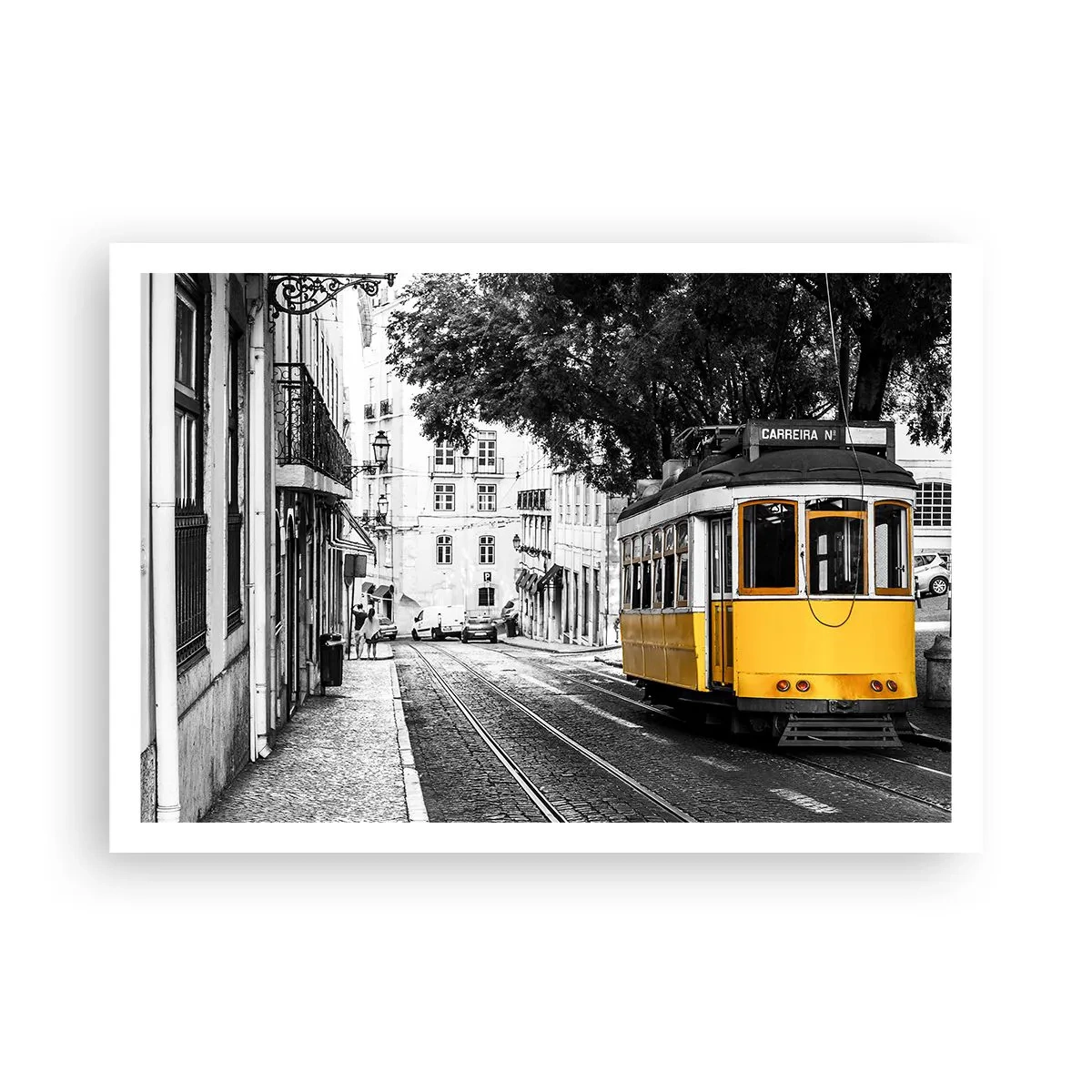 Poster - Un tram giallo sullo sfondo di una strada bianca e nera - 100x70cm - Con il fado in sottofondo - Decorazione murale moderna per soggiorno e camera da letto ARTTOR