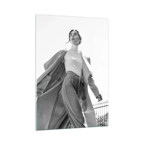 Quadro su vetro - Una donna elegante in movimento sullo sfondo dell'architettura urbana - 50x70cm - Vieni con me? - Decorazione murale moderna per soggiorno e camera da letto ARTTOR