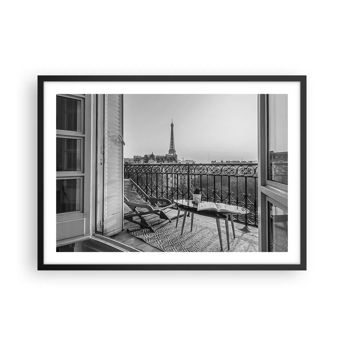 Poster in cornice nera - Vista della Torre Eiffel dal balcone con sedie a sdraio e tavolo - 70x50cm - Pomeriggio parigino - Decorazione murale moderna per soggiorno e camera da letto ARTTOR