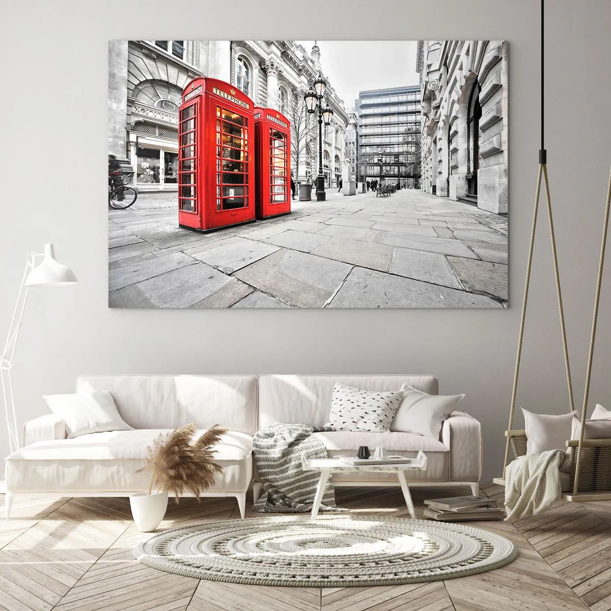 Quadro su vetro - Cabine telefoniche rosse sullo sfondo di una strada cittadina - 120x80cm - Welcome to London - Decorazione murale moderna per soggiorno e camera da letto ARTTOR