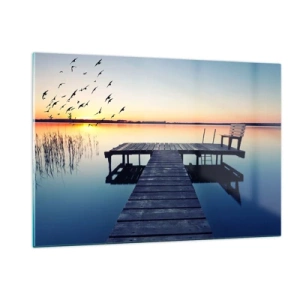 Quadro su vetro - Un molo sul lago con vista sul tramonto e sugli uccelli in volo - 120x80cm - È stata una buona giornata - Decorazione murale moderna per soggiorno e camera da letto ARTTOR