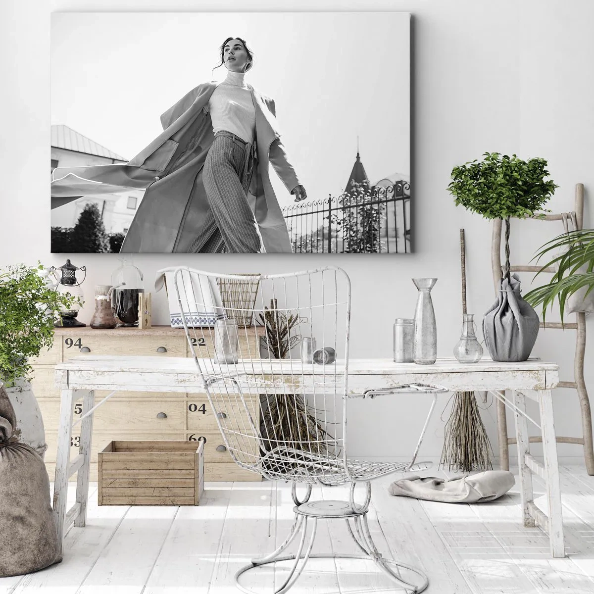 Quadro su tela - Stampe su Tela - Donna elegante con cappotto su sfondo architettonico bianco e nero - 70x50cm - Vieni con me? - Decorazione murale moderna per soggiorno e camera da letto ARTTOR