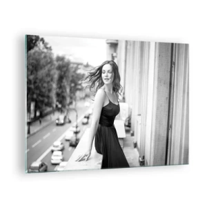 Quadro su vetro - Una donna in abito nero su un balcone in stile parigino - 70x50cm - Sicuramente parigina - Decorazione murale moderna per soggiorno e camera da letto ARTTOR