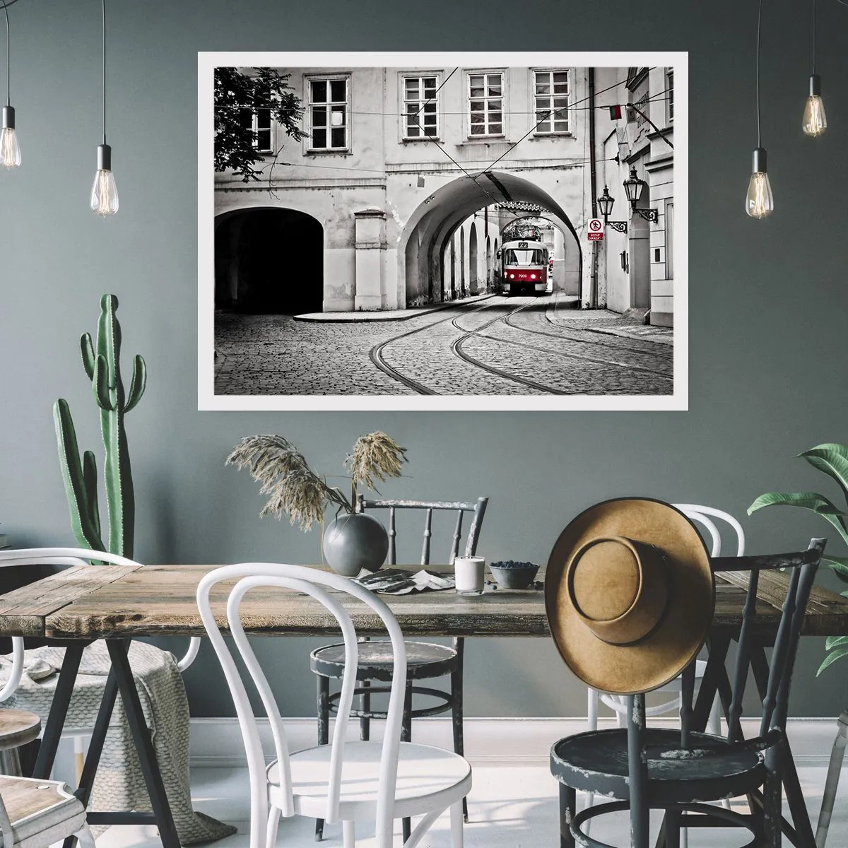 Poster - Un tram bianco e nero in una strada storica della città - 100x70cm - Attraverso il labirinto cittadino - Decorazione murale moderna per soggiorno e camera da letto ARTTOR