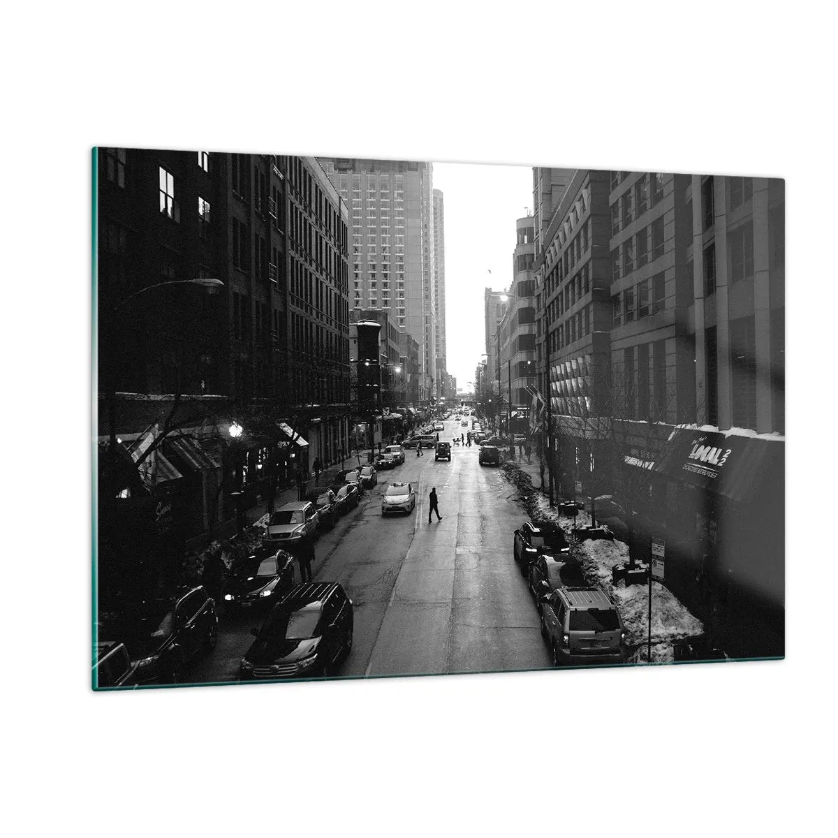Quadro su vetro - Una strada in bianco e nero con un passante tra edifici moderni - 120x80cm - Un giorno come tanti - Decorazione murale moderna per soggiorno e camera da letto ARTTOR