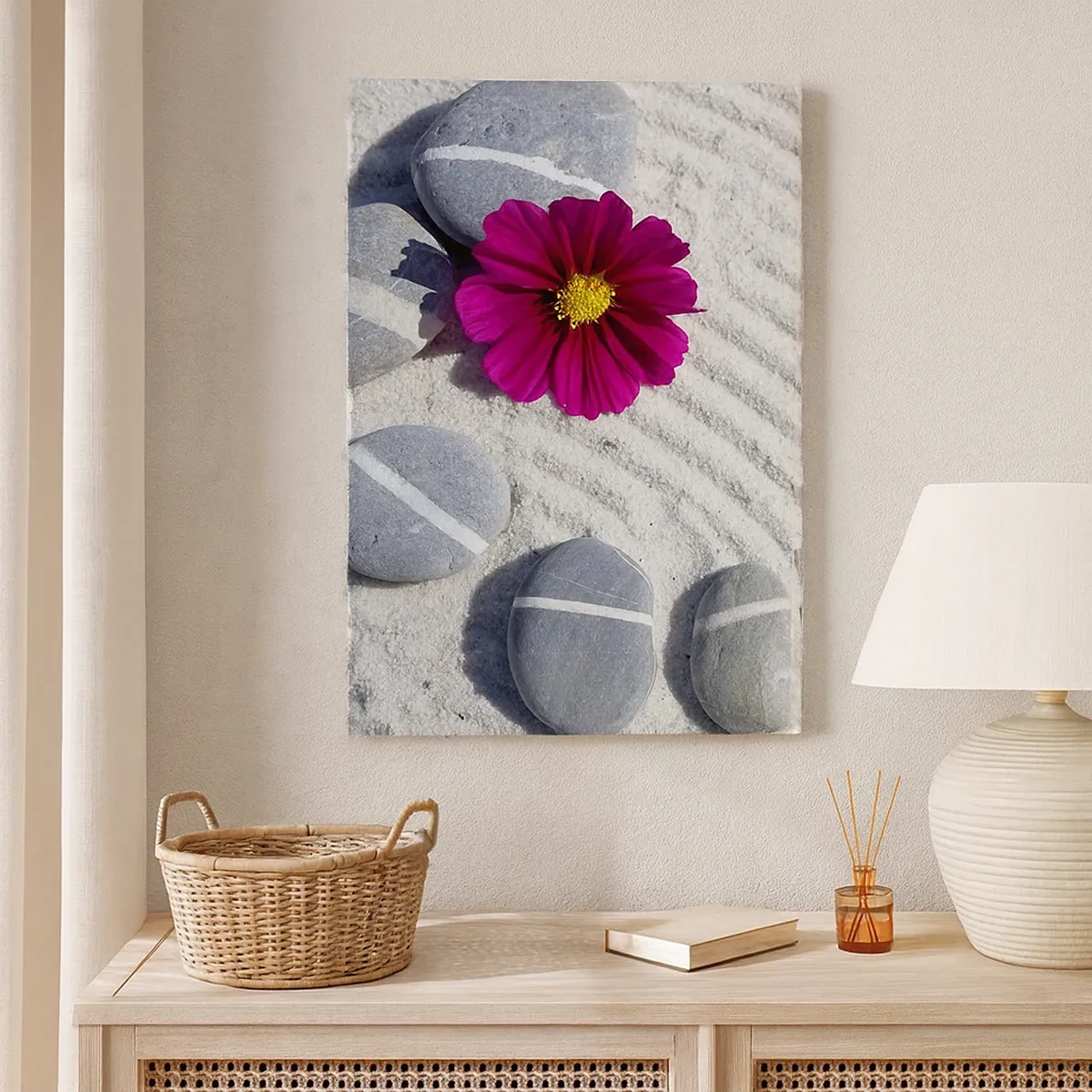 Quadro su tela - Stampe su Tela - Pietre e un fiore rosa sulla sabbia in stile zen - 50x70cm - Energia e pace nel cerchio magico della natura - Decorazione murale moderna per soggiorno e camera da letto ARTTOR