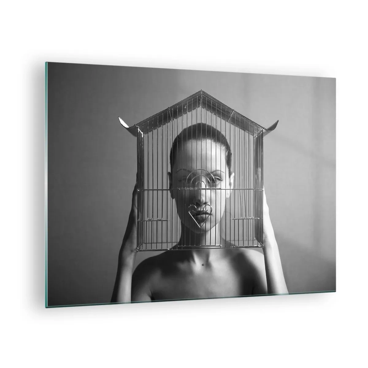 Quadro su vetro - Donna con una gabbia a forma di casa sul viso in bianco e nero - 70x50cm - Ritratto un po' surreale - Decorazione murale moderna per soggiorno e camera da letto ARTTOR