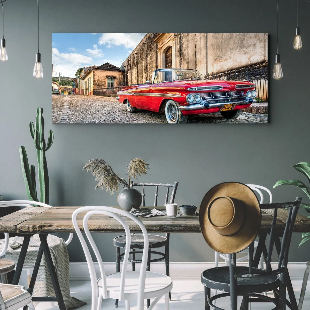 Quadro su tela - Stampe su Tela - Auto d'epoca rossa su una strada acciottolata - 140x50cm - Impressioni di Cuba - Decorazione murale moderna per soggiorno e camera da letto ARTTOR