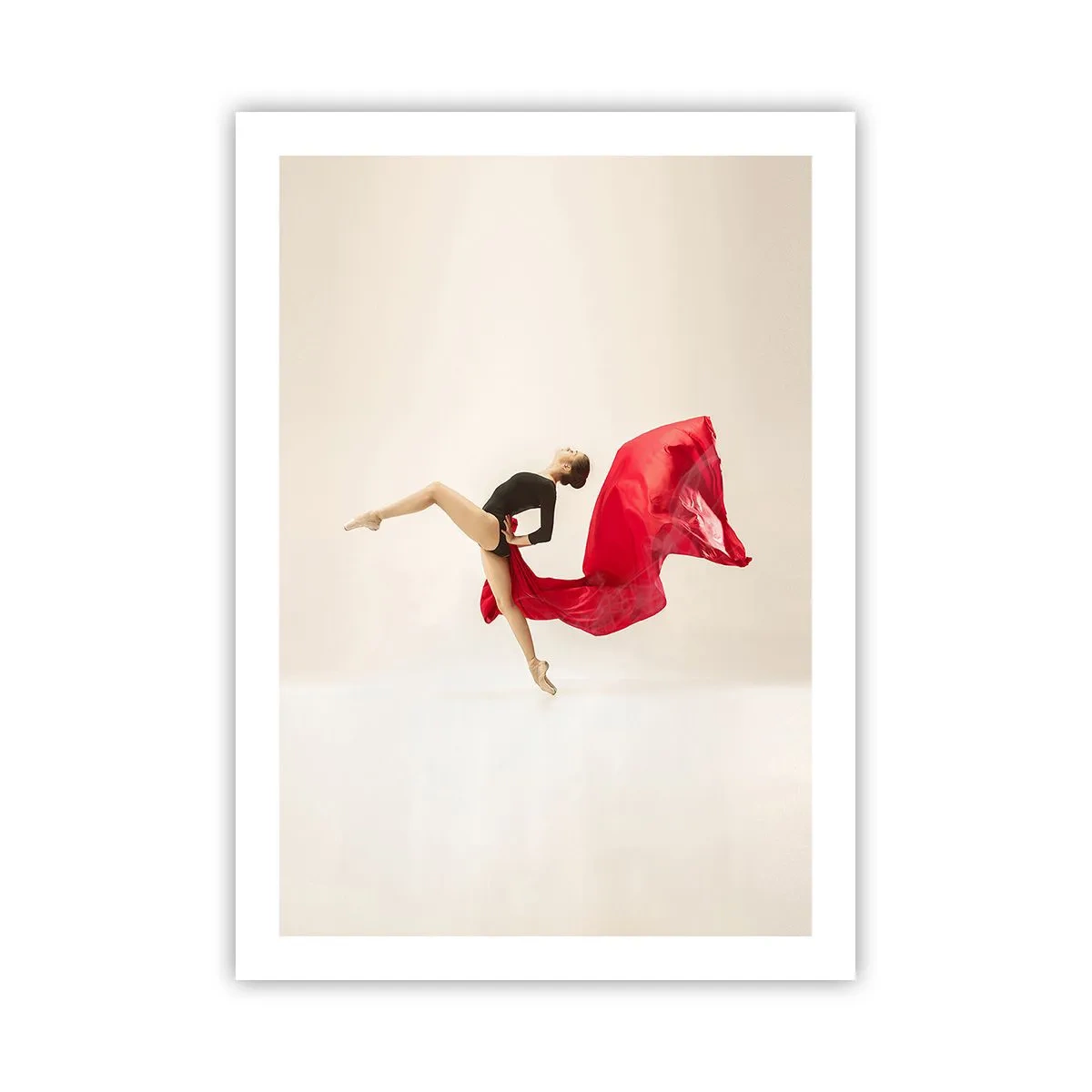 Poster - Una ballerina in un abito nero con tessuto rosso in movimento - 50x70cm - Rosso e nero - Decorazione murale moderna per soggiorno e camera da letto ARTTOR