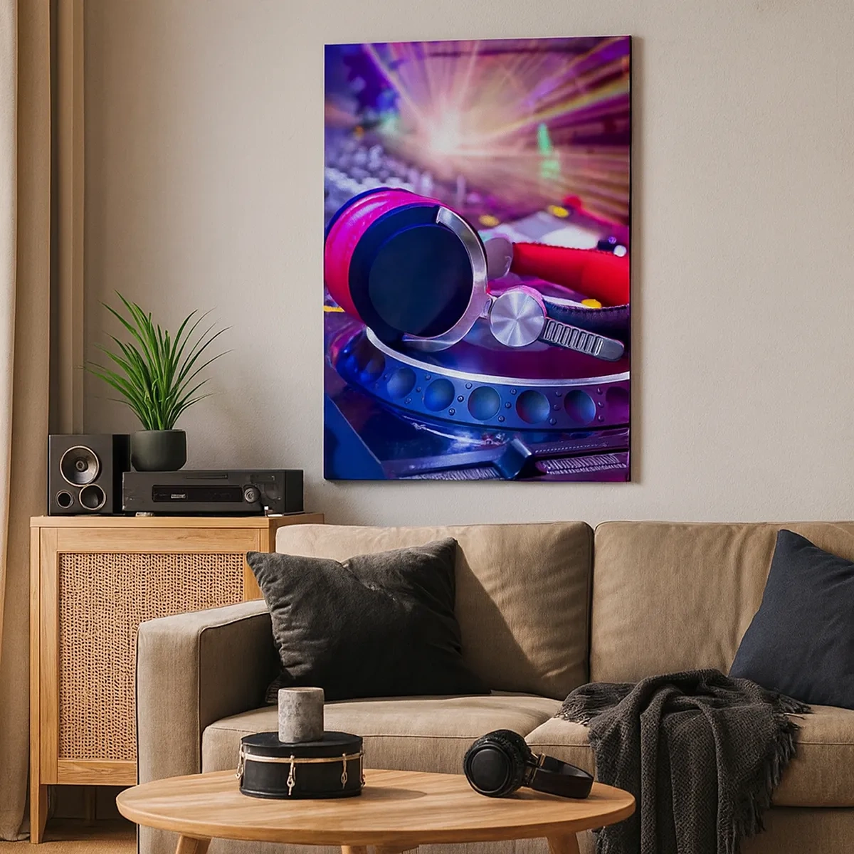 Quadro su tela - Stampe su Tela - Cuffie da DJ su una console illuminata dai riflettori a una festa - 50x70cm - Sarà fantastico - Decorazione murale moderna per soggiorno e camera da letto ARTTOR
