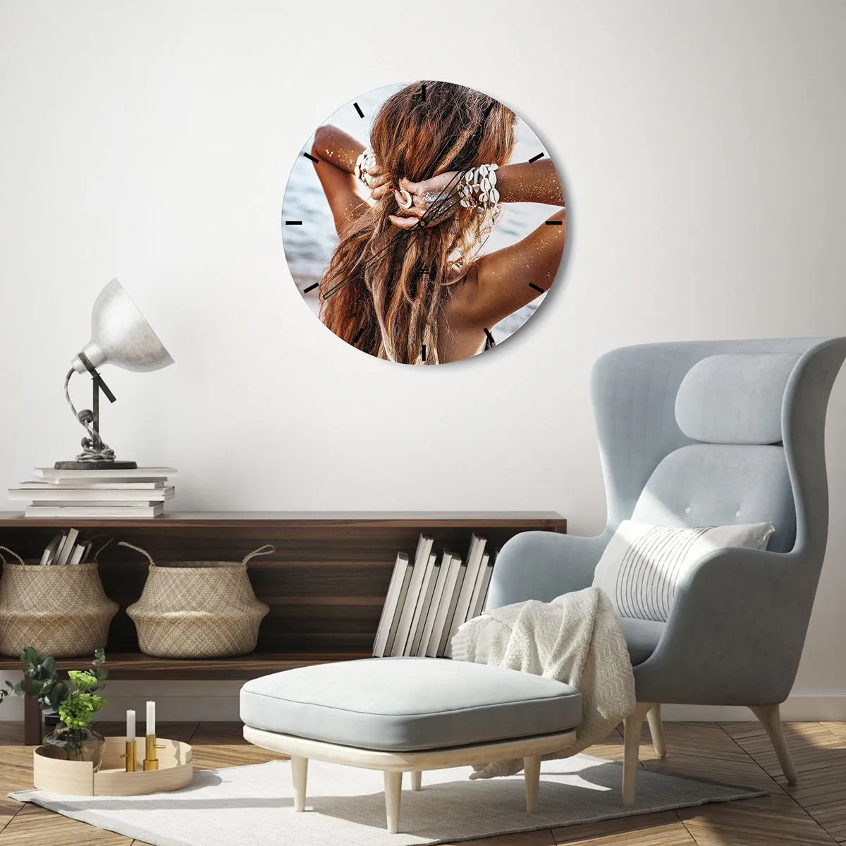 Orologio da parete - Orologio in Vetro - Una donna abbronzata in riva all'acqua con conchiglie tra i capelli - 30x30cm - Sorella dell'acqua e del sole - Decorazione murale moderna per soggiorno, cucina e camera da letto ARTTOR