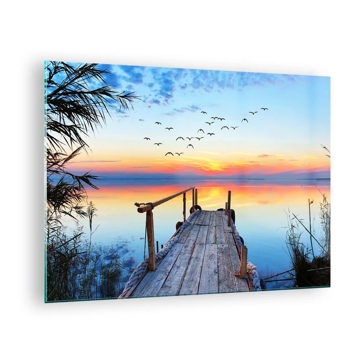 Quadro su vetro - Un molo di legno sopra un lago al tramonto con uno stormo di uccelli che vola sopra la testa - 70x50cm - Il tempo del ritorno - Decorazione murale moderna per soggiorno e camera da letto ARTTOR