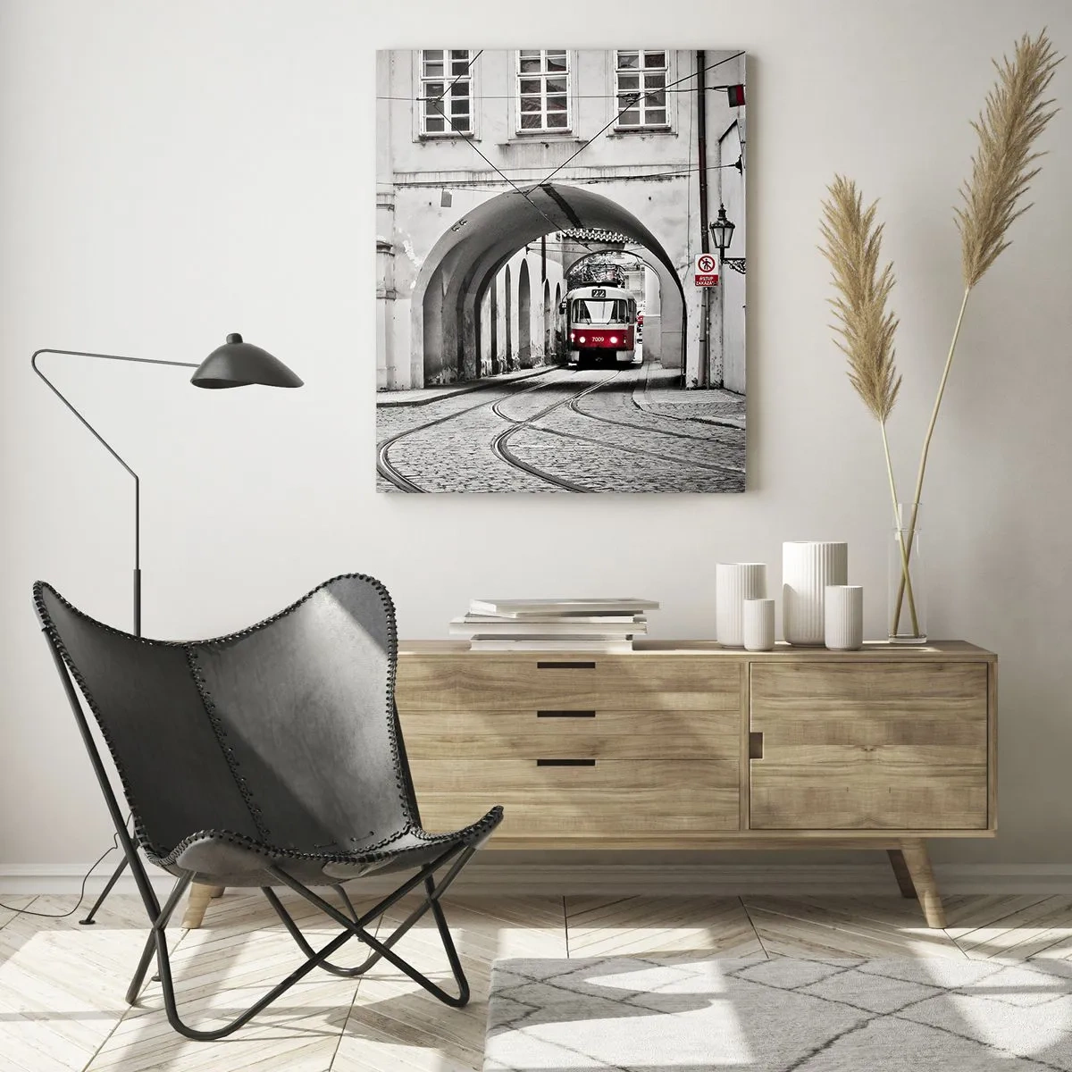 Quadro su vetro - Tram bianco e nero in una vecchia strada - 50x70cm - Attraverso il labirinto cittadino - Decorazione murale moderna per soggiorno e camera da letto ARTTOR