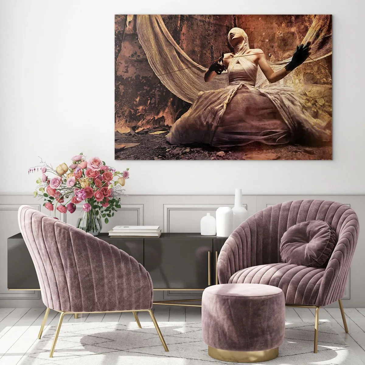Quadro su vetro - Figura di donna in un ambiente artistico con tessuti - 100x70cm - La dea del destino - Decorazione murale moderna per soggiorno e camera da letto ARTTOR