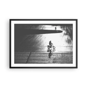 Poster in cornice nera - Sagoma in bianco e nero di un ciclista su una strada bagnata - 70x50cm - Avanti, attraverso la città - Decorazione murale moderna per soggiorno e camera da letto ARTTOR