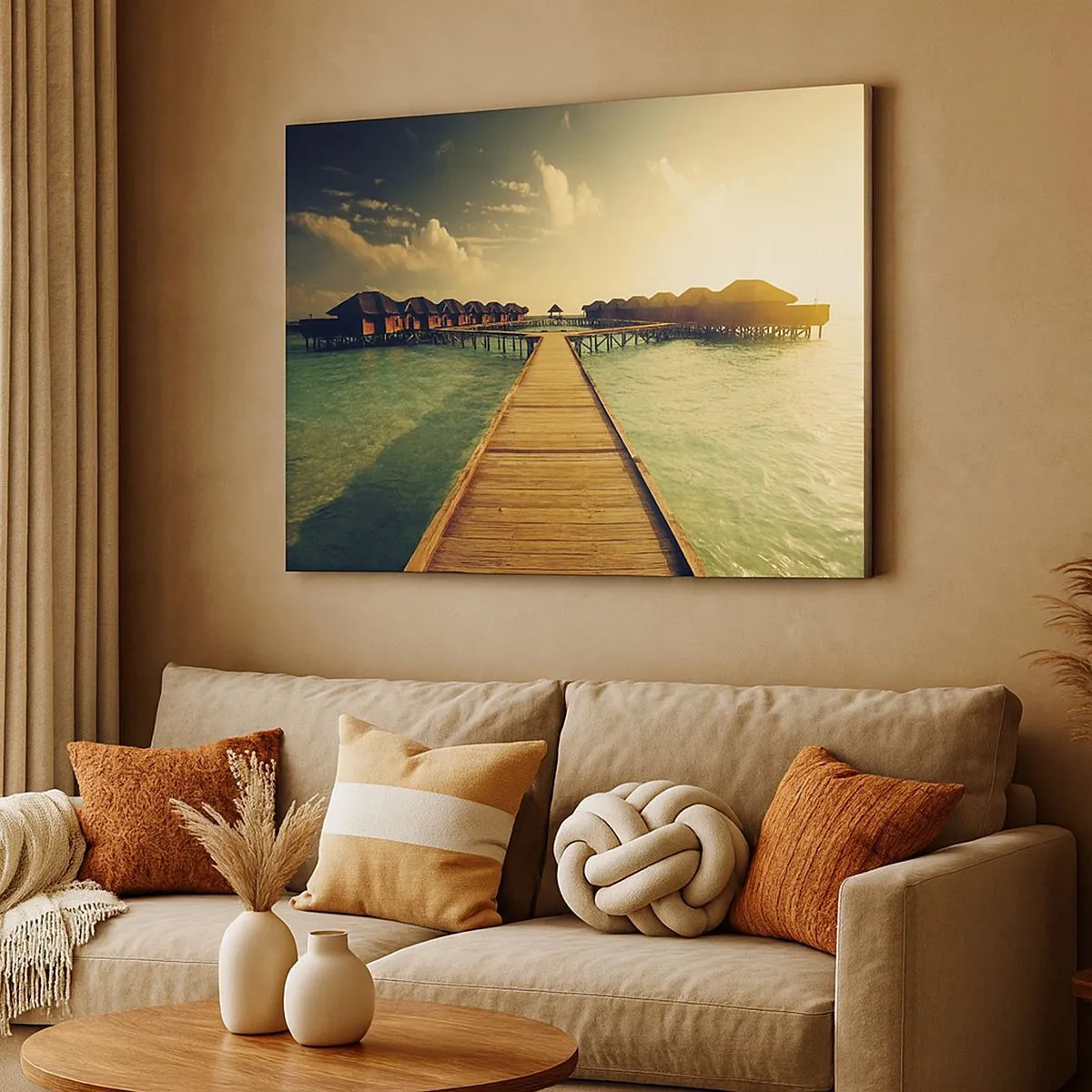 Quadro su tela - Stampe su Tela - Un molo di legno che conduce alle case sull'acqua, illuminate dai raggi del sole. - 70x50cm - Caldo invito - Decorazione murale moderna per soggiorno e camera da letto ARTTOR