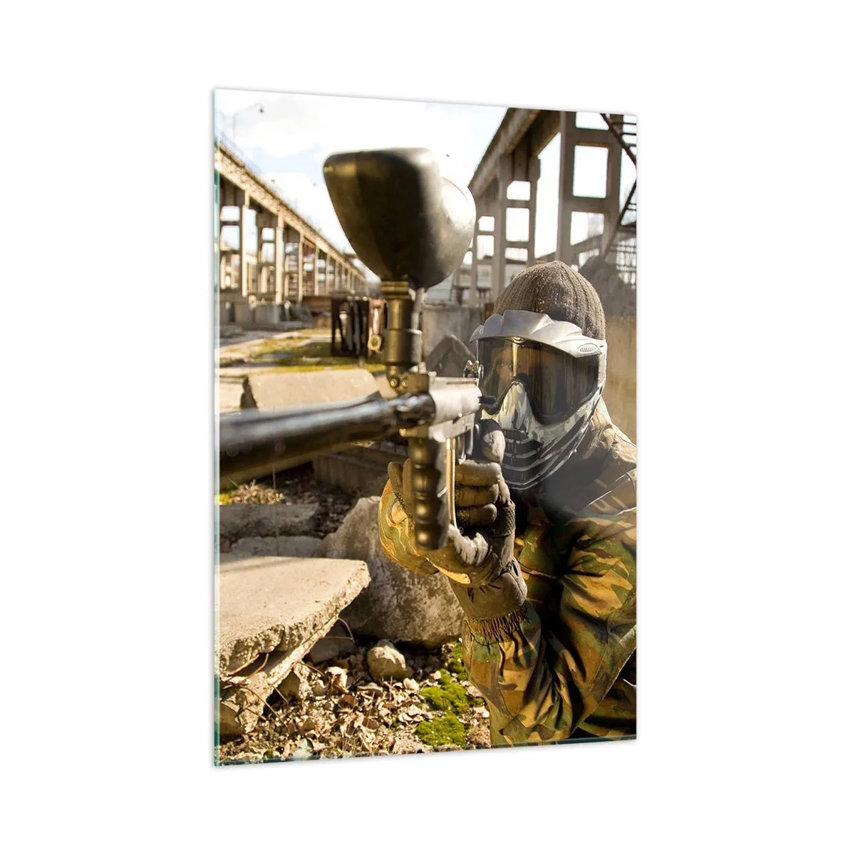Quadro su vetro - Giocatore di paintball in azione in un ambiente industriale - 50x70cm - Anche tu puoi essere un eroe - Decorazione murale moderna per soggiorno e camera da letto ARTTOR