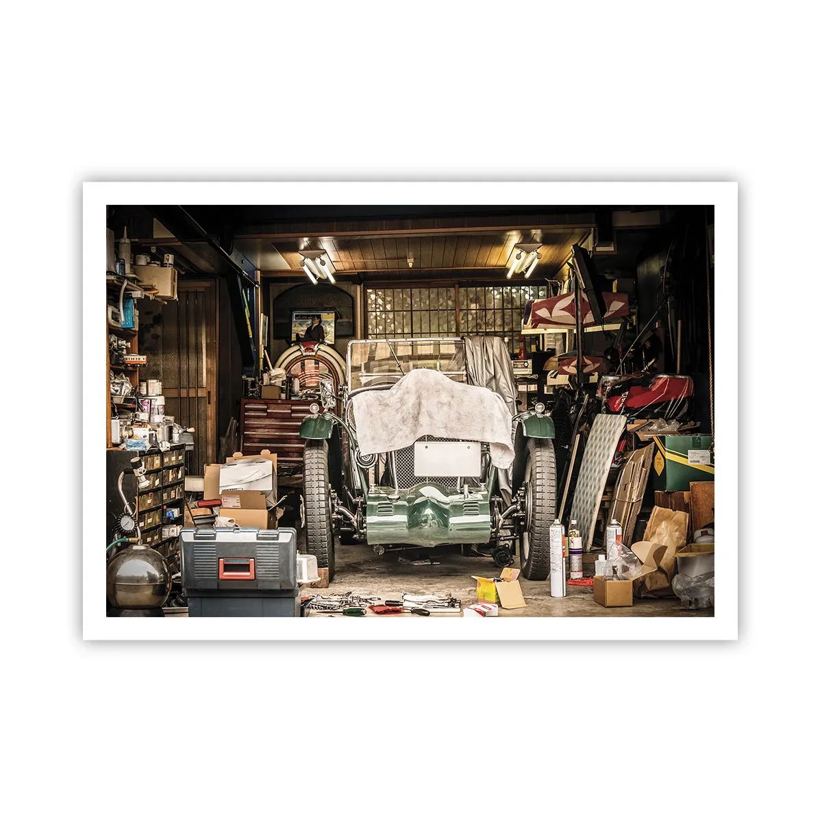 Poster - Una vecchia auto in un garage circondata da attrezzi e attrezzature - 100x70cm - Ritorno al passato - Decorazione murale moderna per soggiorno e camera da letto ARTTOR