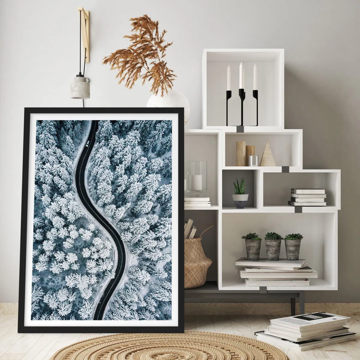 Poster in cornice nera - Attraverso il bosco invernale - 61x91 cm