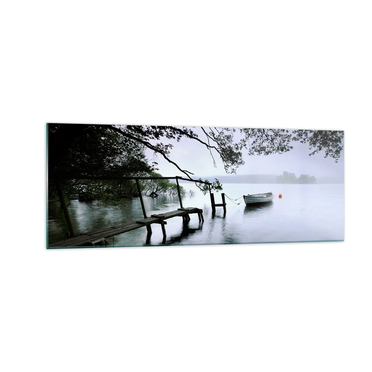 Quadro su vetro - Un molo sull'acqua con una barca sullo sfondo circondata da un paesaggio nebbioso - 140x50cm - E già ti riposi - Decorazione murale moderna per soggiorno e camera da letto ARTTOR