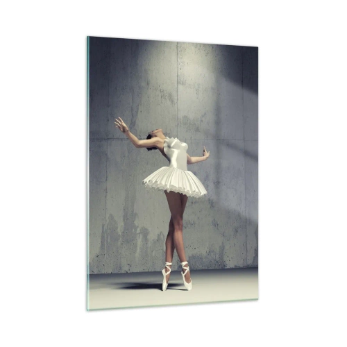 Quadro su vetro - Una ballerina in abito bianco contro un muro grezzo - 50x70cm - Leggero come un uccello - Decorazione murale moderna per soggiorno e camera da letto ARTTOR