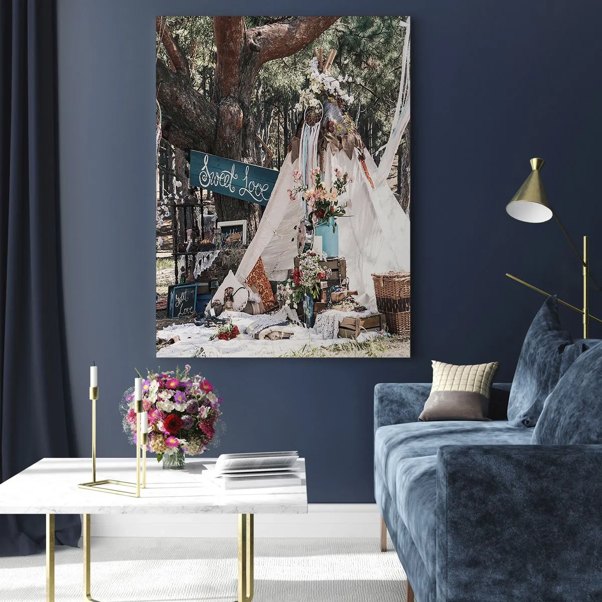 Quadro su vetro - Decorazione da esterno boho con un tepee e fiori nella foresta - 50x70cm - Make love... - Decorazione murale moderna per soggiorno e camera da letto ARTTOR