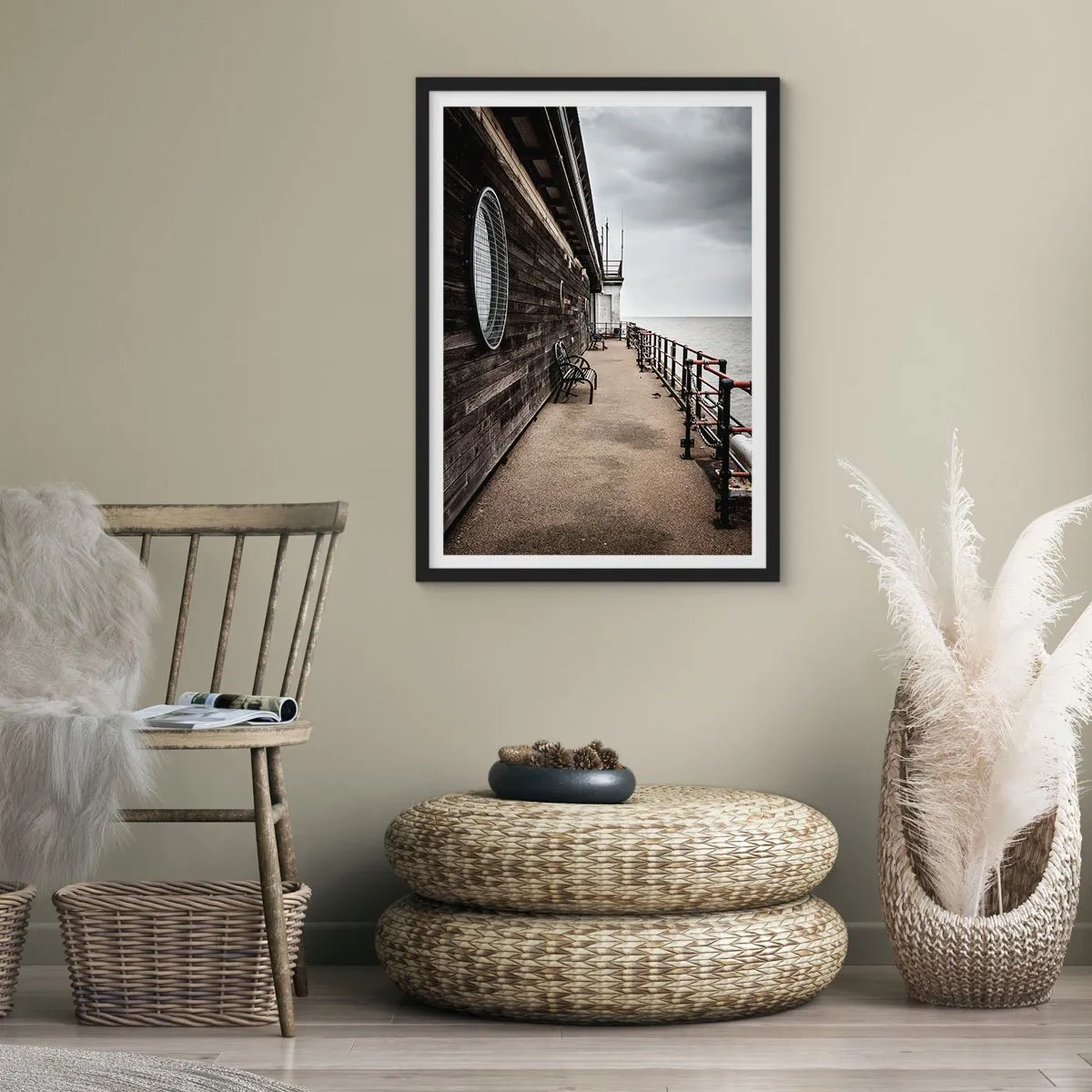 Poster in cornice nera - Molo di legno con panchine in riva al mare calmo - 50x70cm - Il tempo si è fermato - Decorazione murale moderna per soggiorno e camera da letto ARTTOR