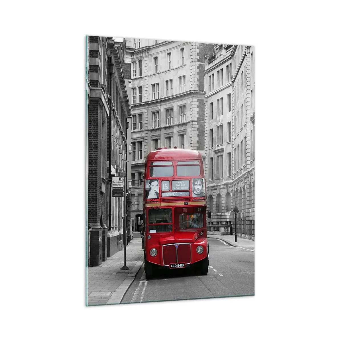 Quadro su vetro - Un autobus rosso tra le strade monocromatiche della città - 50x70cm - Il quotidiano non deve essere grigio - Decorazione murale moderna per soggiorno e camera da letto ARTTOR