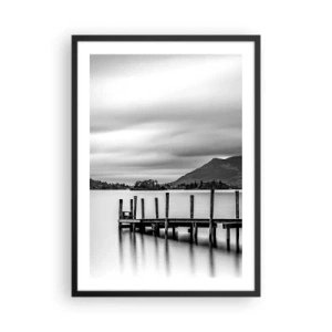 Poster in cornice nera - Scena in bianco e nero con un lago, un molo e montagne - 50x70cm - Mitezza e forza - Decorazione murale moderna per soggiorno e camera da letto ARTTOR