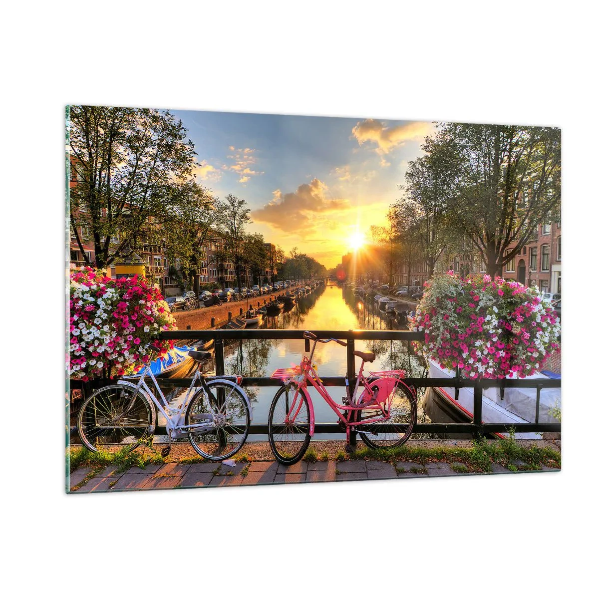 Quadro su vetro - Tramonto sul canale con biciclette sullo sfondo - 120x80cm - Mattino di primavera ad Amsterdam - Decorazione murale moderna per soggiorno e camera da letto ARTTOR