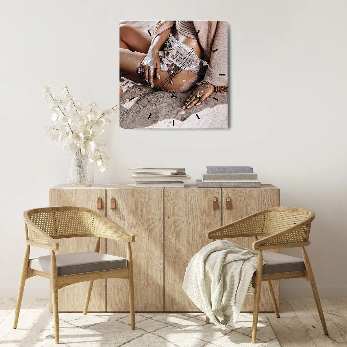 Orologio da parete - Orologio in Vetro - Donna boho sulla spiaggia con gioielli - 30x30cm - Gettata dalle onde? - Decorazione murale moderna per soggiorno e camera da letto ARTTOR