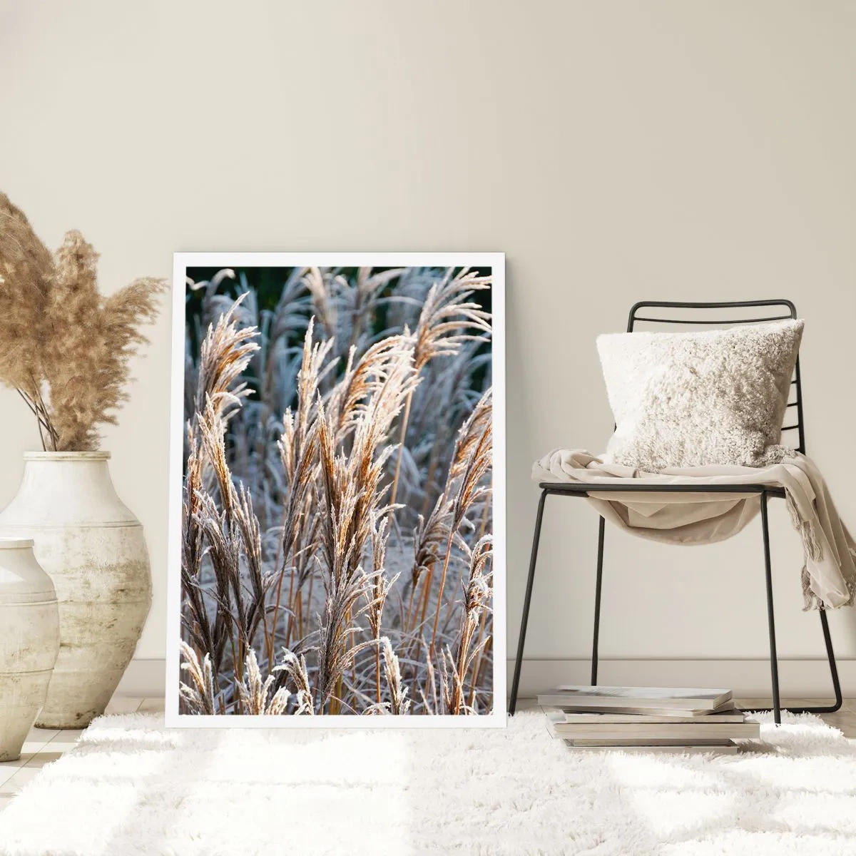 Poster - Erbe secche ricoperte di brina in un paesaggio invernale - 50x70cm - Vestite di brina - Decorazione murale moderna per soggiorno e camera da letto ARTTOR