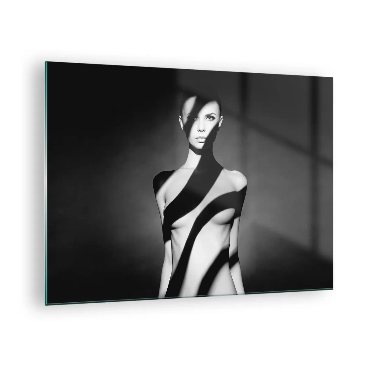 Quadro su vetro - Ritratto in bianco e nero di una donna con ombre suggestive - 70x50cm - Luci e ombre - Decorazione murale moderna per soggiorno e camera da letto ARTTOR