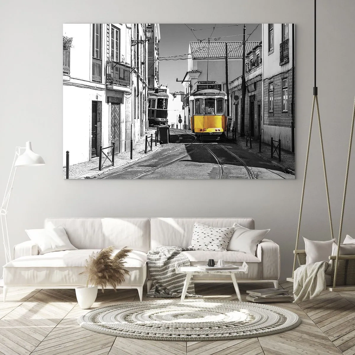 Quadro su vetro - Un tram giallo su una strada bianca e nera in una città europea. - 120x80cm - Lo spirito di Lisbona - Decorazione murale moderna per soggiorno e camera da letto ARTTOR