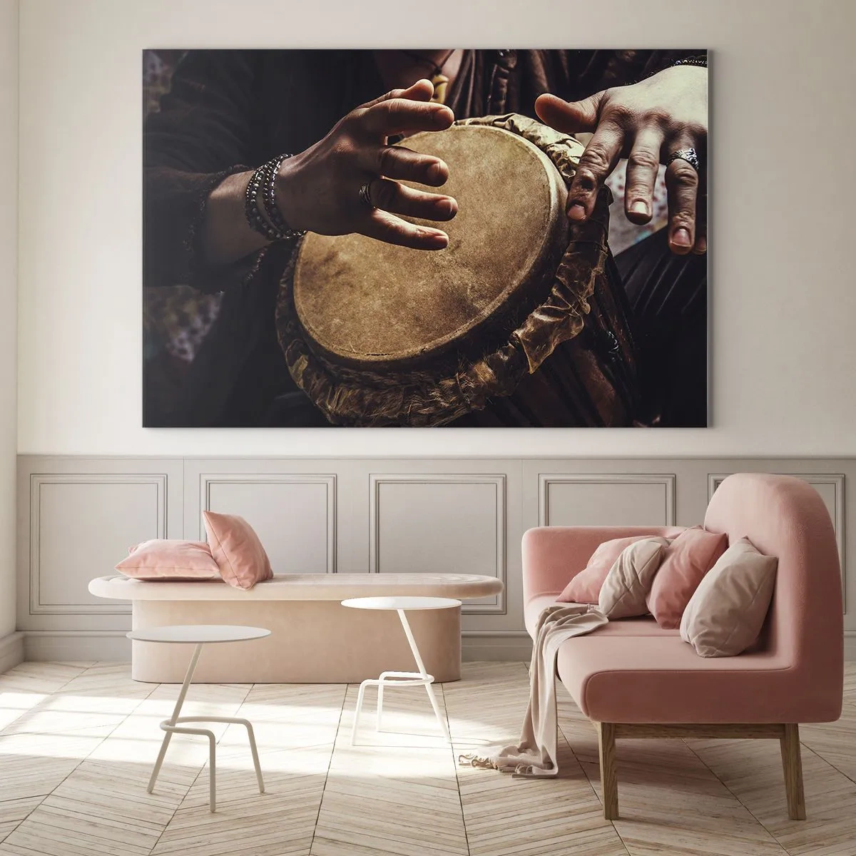 Quadro su vetro - Primo piano di mani che suonano un tamburo djembe in una luce calda. - 100x70cm - Al ritmo del cuore - Decorazione murale moderna per soggiorno e camera da letto ARTTOR