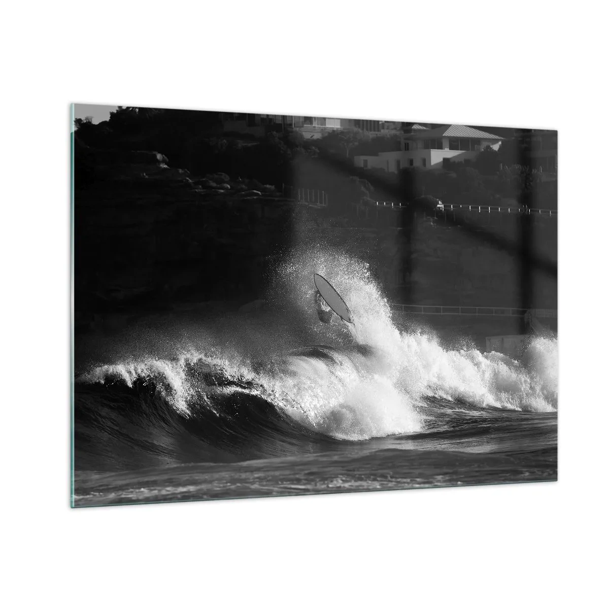 Quadro su vetro - Un surfista che cavalca un'onda immortalato in una fotografia in bianco e nero - 100x70cm - Sfida accettata! - Decorazione murale moderna per soggiorno e camera da letto ARTTOR