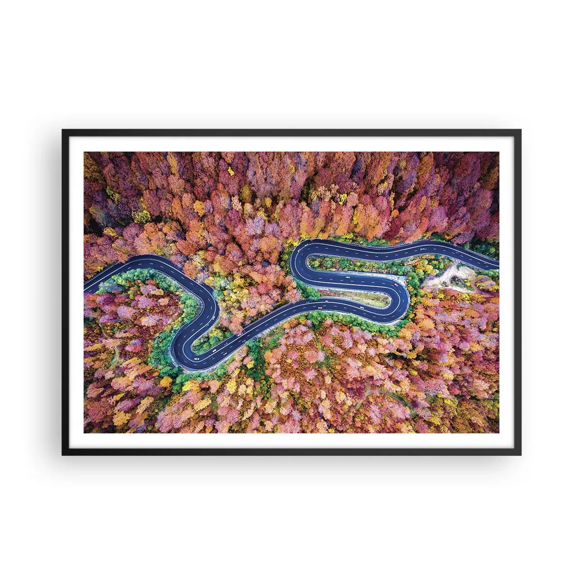 Poster in cornice nera - Una strada tortuosa in una foresta autunnale vista a volo d'uccello - 100x70cm - Via tortuosa attraverso il bosco - Decorazione murale moderna per soggiorno e camera da letto ARTTOR