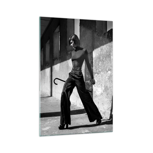 Quadro su vetro - Donna elegante in un ambiente industriale - 70x100cm - Eleganza cittadina - Decorazione murale moderna per soggiorno e camera da letto ARTTOR