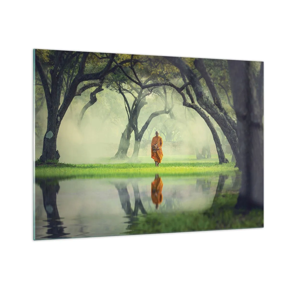 Quadro su vetro - Un monaco in una veste arancione cammina tra gli alberi in riva all'acqua - 100x70cm - In cammino verso l'illuminazione - Decorazione murale moderna per soggiorno e camera da letto ARTTOR