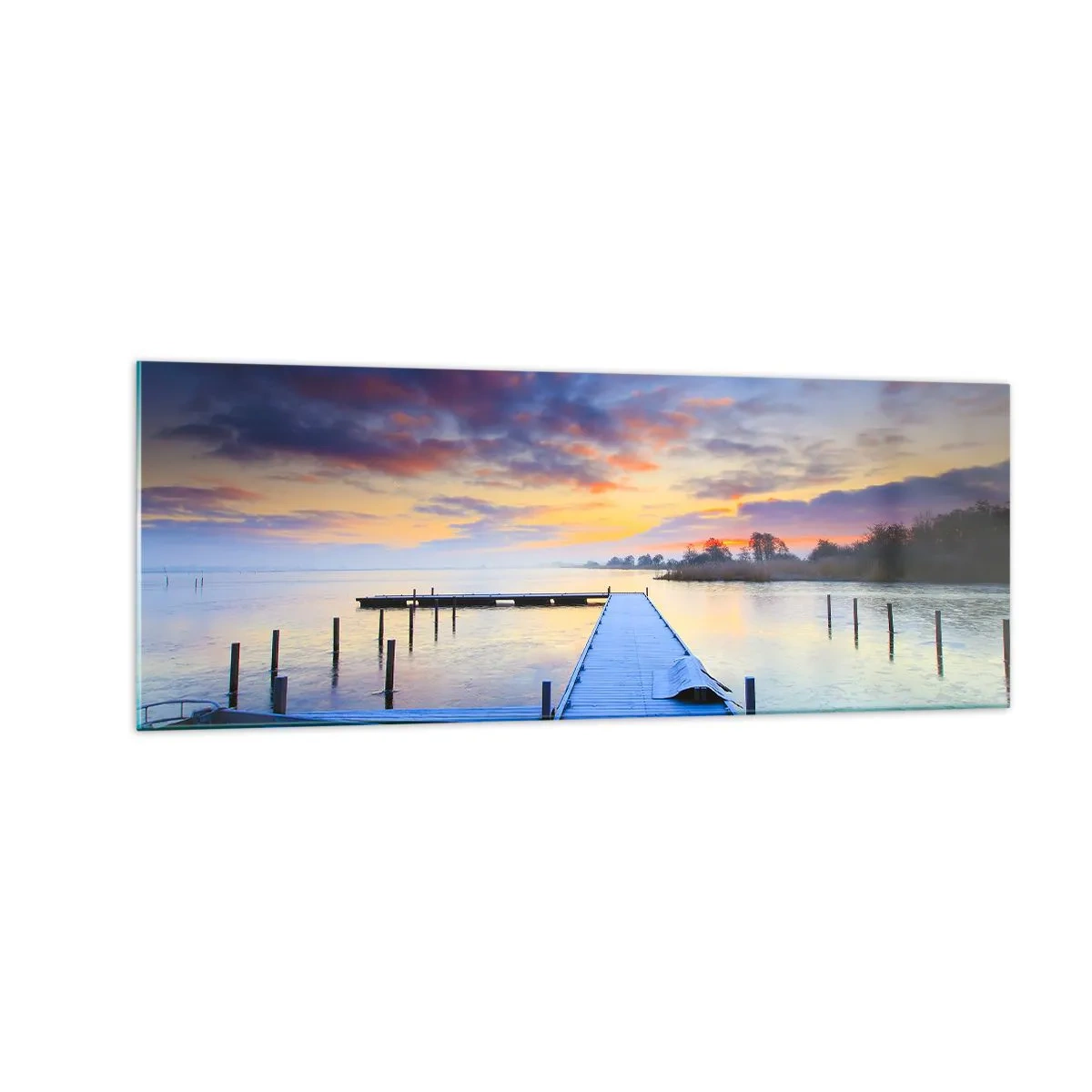 Quadro su vetro - Un molo sul lago al tramonto con una barca sulla riva - 140x50cm - Tranquillità violacea e dorata - Decorazione murale moderna per soggiorno e camera da letto ARTTOR