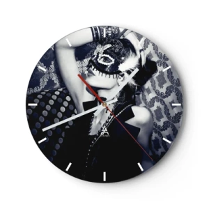 Orologio da parete - Orologio in Vetro - Una donna che indossa una maschera decorativa in un abito bianco e nero - 30x30cm - Decorazioni, ornamenti, modelli... - Decorazione murale moderna per soggiorno, cucina e camera da letto ARTTOR