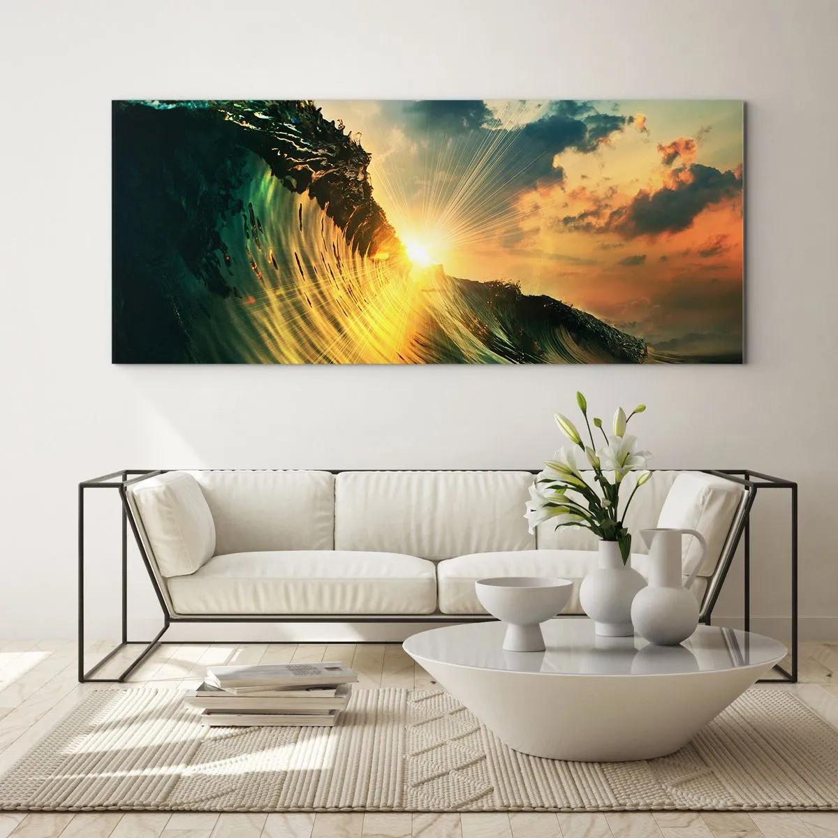 Quadro su vetro - Un'onda con il sole al tramonto e le nuvole illuminate - 140x50cm - Surfista, dove sei? - Decorazione murale moderna per soggiorno e camera da letto ARTTOR