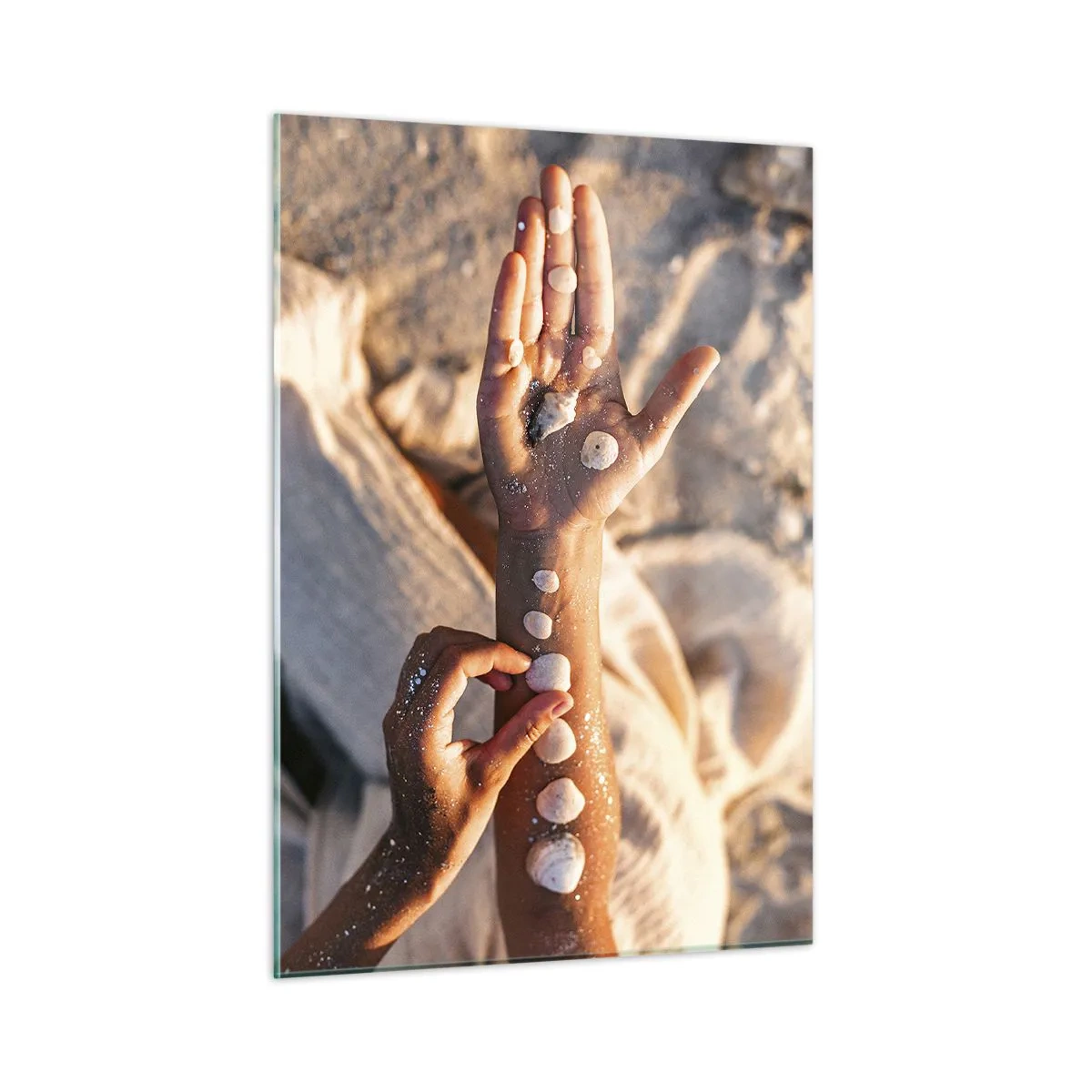 Quadro su vetro - Mani di bambino con conchiglie su uno sfondo di sabbia e tessuto - 50x70cm - La bellezza a portata di mano - Decorazione murale moderna per soggiorno e camera da letto ARTTOR