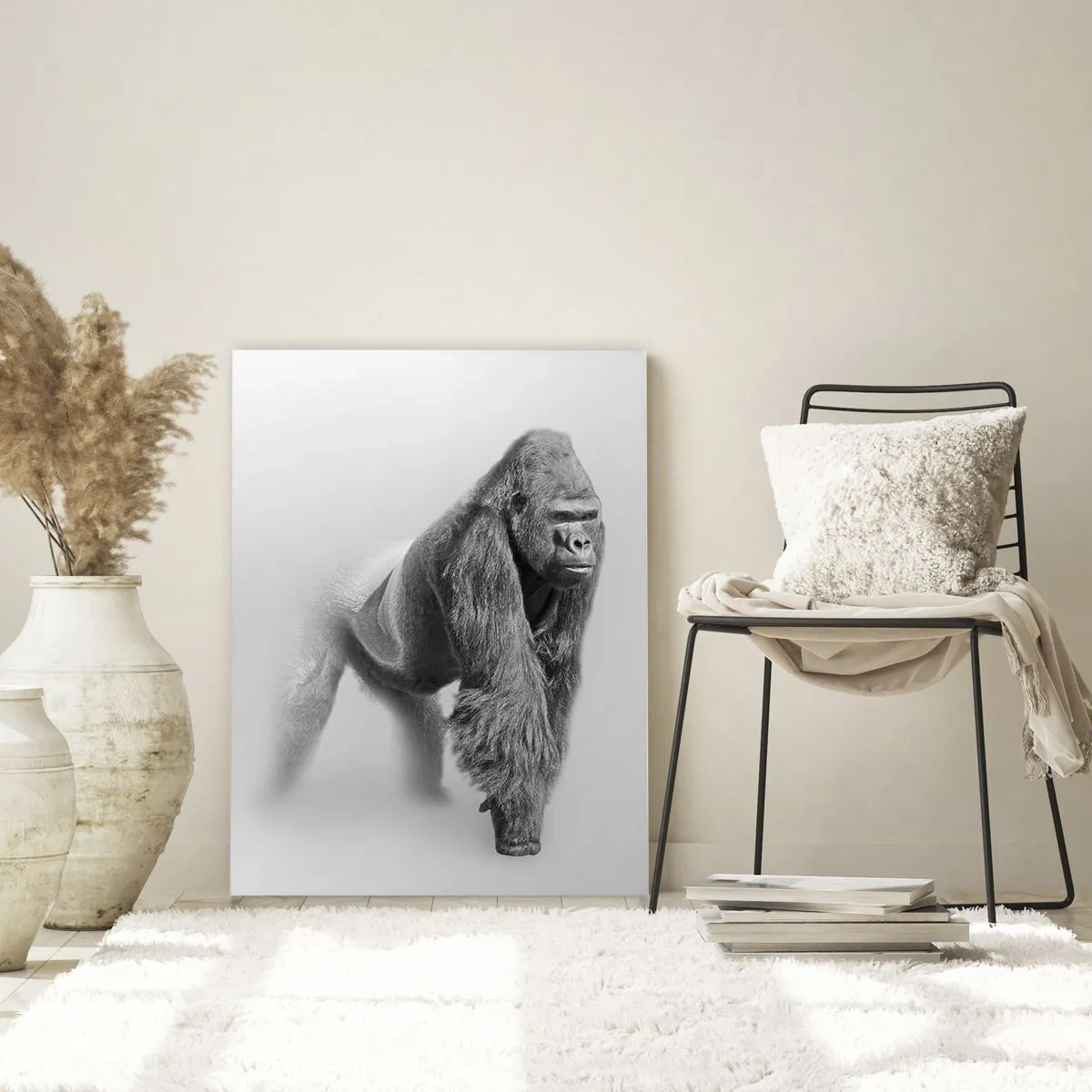 Quadro su vetro - Ritratto in bianco e nero di un maestoso gorilla su sfondo bianco - 50x70cm - Sicuro della propria forza - Decorazione murale moderna per soggiorno e camera da letto ARTTOR
