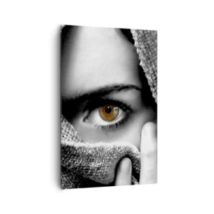 Quadro su tela - Stampe su Tela - Ritratto di una donna con un occhio color ambra ricoperto da un tessuto nei toni del grigio. - 80x120cm - Scopri il segreto - Decorazione murale moderna per soggiorno e camera da letto ARTTOR