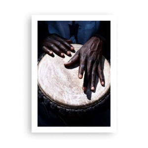 Poster - Mani che suonano un tamburo djembe in un gioco ritmico - 50x70cm - Vivi al tuo ritmo - Decorazione murale moderna per soggiorno e camera da letto ARTTOR